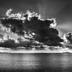 8D07587- nuages en noir et blanc photographe corse à ajaccio