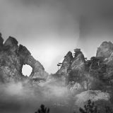 Bavella mountains dans la brume, Corse en noir et blanc en photos, tirages d'art en noir et blanc, montegne de Bavella en Corse, photographe de Corse