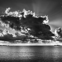 nuages en noir et blanc photographe corse à ajaccio