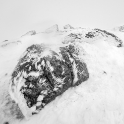 Rocher gelé en Corse – photo artistique highkey en noir et blanc