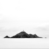 Une île entre le ciel et l'eau de thierry raynaud