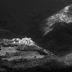 photos-corse-village-noir-et-blanc-en-montagne et photographe corse