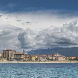 Photo panoramique corse – Front de mer d’Ajaccio avec cathédrale et citadelle