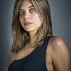 Shooting photos en Corse . Alex et ses magnifiques yeux bleus naturels