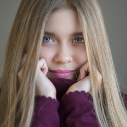 Shooting photo de Lola en lumière naturelle sur fond gris moyen