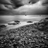 une tempête corse en noir et blanc, Galets plage ,thierry raynaud